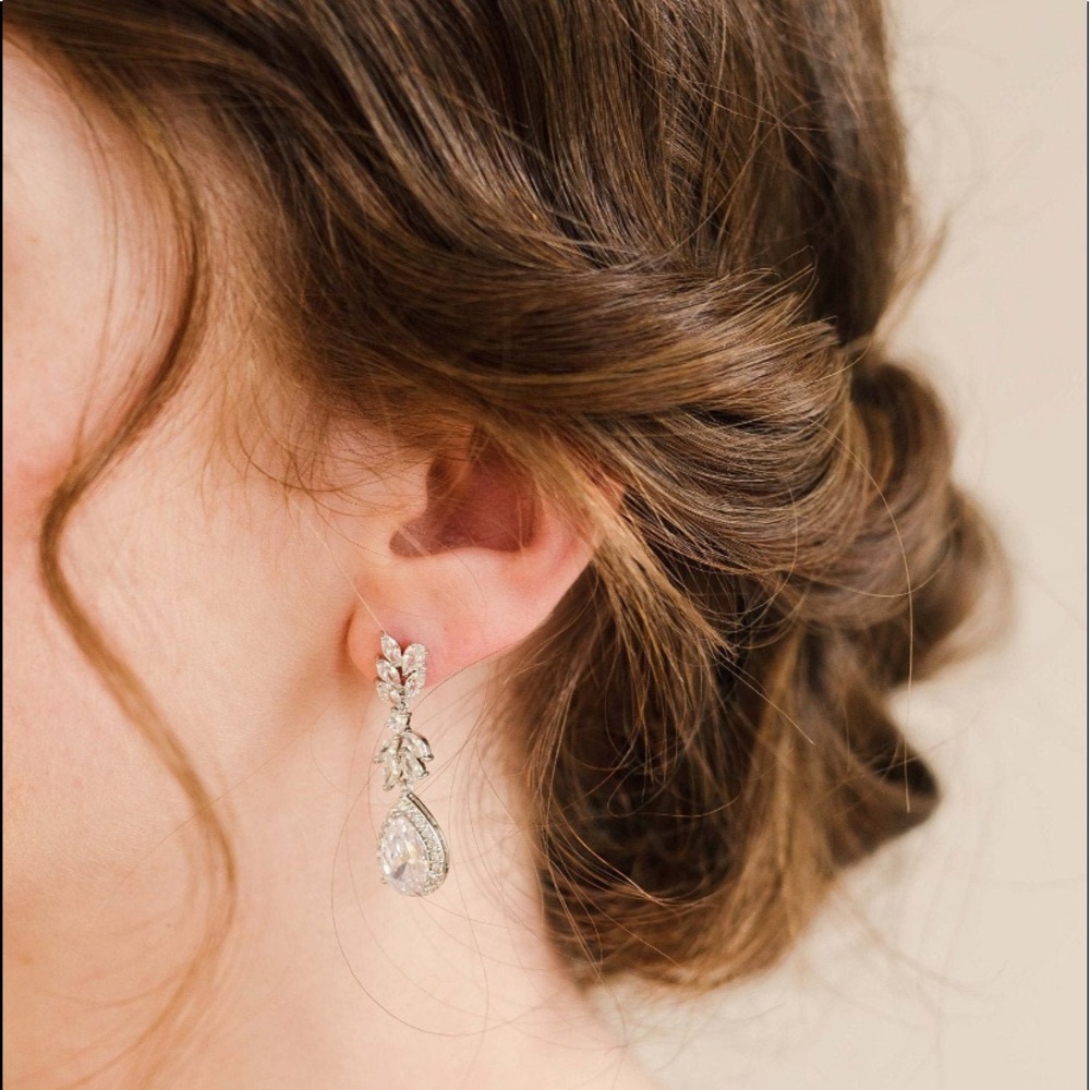 NEW NEVER WORN Bridal earrings marquise Crystal earrings Swarovski jewelry